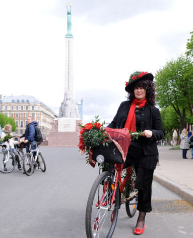 Velo ziedu parādē, kas no Brīvības pieminekļa devās cauri vēsturiskajam Rīgas centram, piedalījās aptuveni 200 pavasara ziediem rotāti velosipēdi.