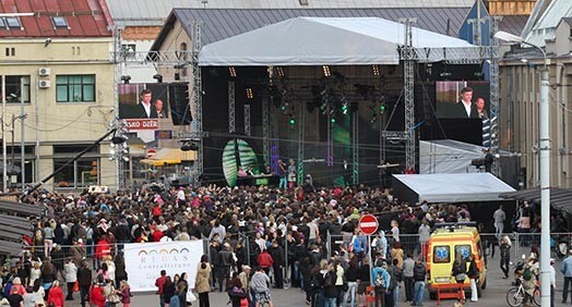 Simtiem ļaužu bija sanākuši Rīgas Centrāltirgus Nēģu laukumā, lai klātienē atbalstītu savus favorītus, noklausītos koncertu un tiktu pie autogrāfiem.