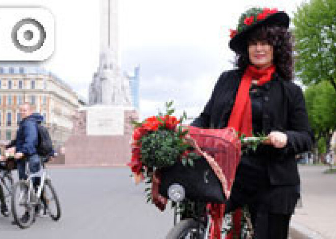 Ar krāšņu ziedu parādi Rīgā atklāj velo sezonu. FOTO