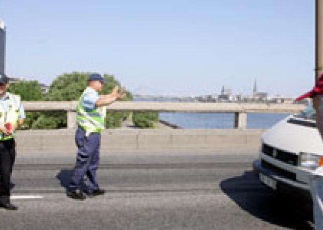 Pie Salu tilta apgāzies kravas auto ar alus pudelēm; satiksme atjaunota