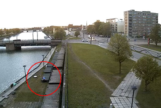 Svētdienas rīta agrumā uz 50 minūtēm divi jaunieši Liepājas promenādi bija pārvērtuši par kaislīgu mīlas prieku skatuvi.