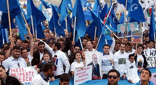 Azerbaidžānas opozīcijas pārstāvji Baku netālu no Eirovīzijas norises vietas protestē pret prezidenta Ilhama Alijeva režīmu un sola protestus arī Eirovīzijas laikā.