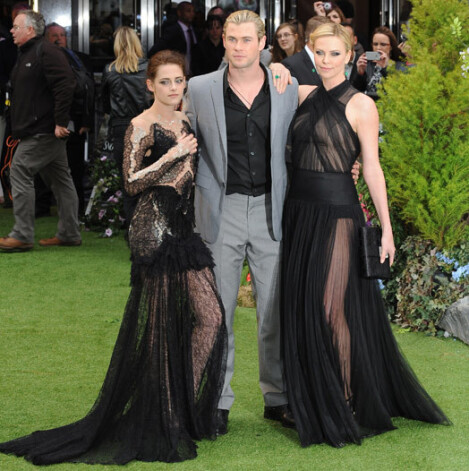 Kristena Stjuarte, Kriss Hemsvorts un Šarlīze Terona pirmizrādes vakarā Londonā.