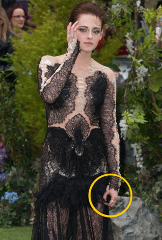 Kristena vēl nav pieradusi pie tik sievišķi seksapīlām kleitām. Viņa izskatījās nedaudz bikla un ik pa brīdim knibināja kleitas mežģīņu maliņu.