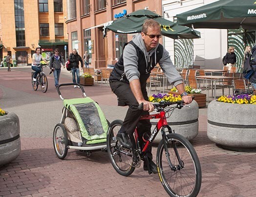 Lai testētu, cik droši un ērti pa Rīgas veloceliņiem ir pārvietoties ar divriteni, vicemēra velosipēdam tika pieāķēta velopiekabe, jo aizvien vairāk velosipēdistu gan Eiropā, gan arī Latvijā ceļo kopā ar ģimenēm, kurās ir mazi bērni.