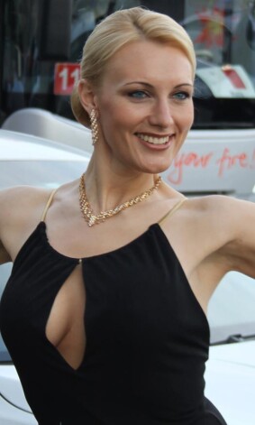 Lūk, kādā seksīgā kleitā Eirovīzijas atklāšanas ballītes dalībniekus pārsteidza Anmary!