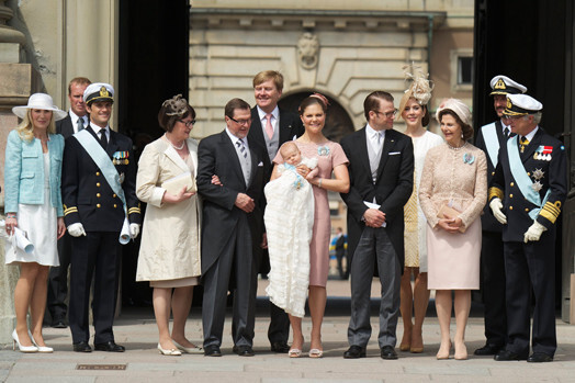 Princese Estelle ar vecākiem un vecvecākiem – Zviedrijas karali Kārli XVI Gustavu un karalieni Silviju.