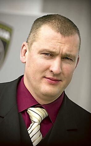 “Pirms kāda laika aizturējām somu, kurš bija pirmais pasaulē par cilvēku tirdzniecību aizturētais Somijas pilsonis. Somi paši mūs izmisīgi lūdzās – aizturiet viņu, jums ir tādi likumi, mums cilvēku tirdzniecība nav kriminalizēta, mēs nevaram... Mēs viņu iesēdinājām, bet pēc četriem gadiem šo cilvēku aizveda atlikušo cietumsoda pusi izciest Somijā, kur viņš jau pēc trim nedēļām tika ārā un sāka terorizēt meitenes, draudot sodīt par to, ka viņas liecinājušas tiesā,” stāsta Arturs Vaišļa.