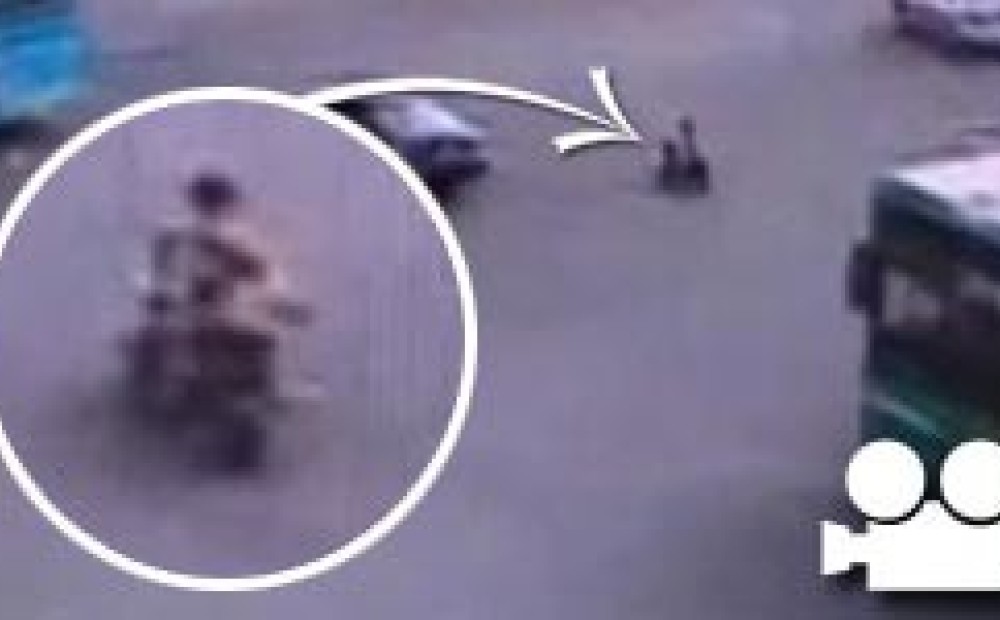 3-летний малыш ехал на игрушечном скутере по полосе встречного движения