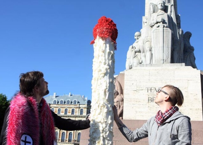 Ar divus metrus garu fallu pie Brīvības pieminekļa godina heteroseksuālismu. FOTO