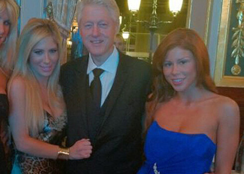 Bils Klintons labdarības pasākumā fotografējies nevis ar princi Albertu II, bet pornoaktrisēm.