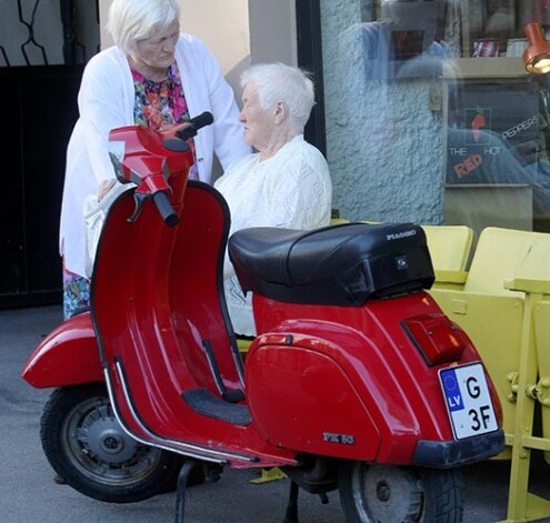 Sestdiena īsta saldā maize ir veco „dzelzs rumaku” cienītājiem – Rīgā, Kalnciema kvartālā, notiks retro motorolleru parāde, bet Jelgavā – retro motociklu izstāde.