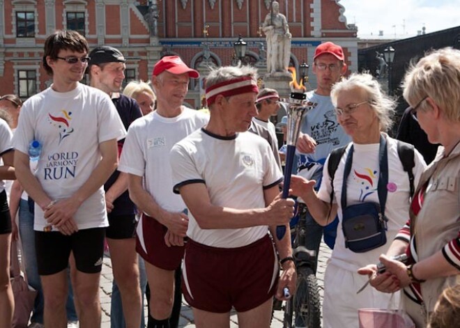 Pasaules sadraudzības skrējiena dalībniekus sagaida Rātslaukumā. FOTO