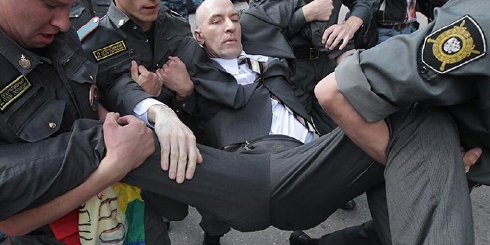 Krievijas policija izdzenā jau aizliegtu geju praidu. FOTO