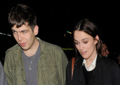 Keira ar savu draugu pamet kādu meksikāņu restorānu Londonā.