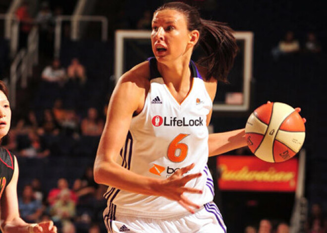 Tamane atlaista no WNBA komandas Fīniksas "Mercury"