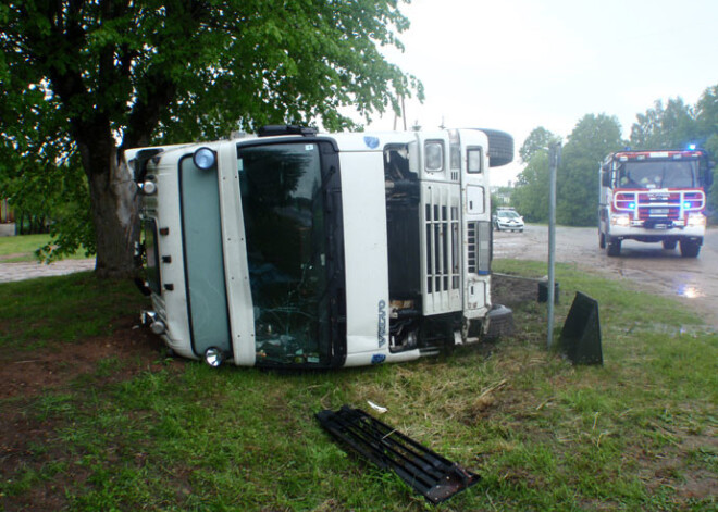 Priekules novadā apgāžas dzēruša šofera vadīta kravas automašīna. FOTO