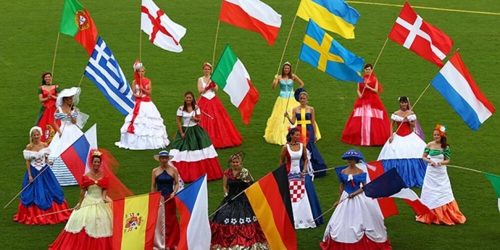 Vācu modeles tērptas visu 16 „Euro 2012” dalībvalstu krasās izveidotās kleitas un ar valstu karogiem rokās.