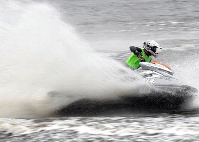 Pārdabiskas vīzijas izjauc ūdens motociklu sacensības Siguldā