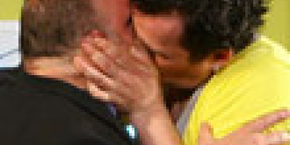 Jāni Kirmušku dzīvesbiedres acu priekšā bučo homoseksuāls frizieris. FOTO