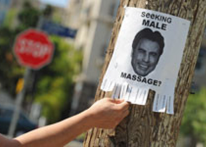 Джон Траволта предлагает гей-массаж по объявлению