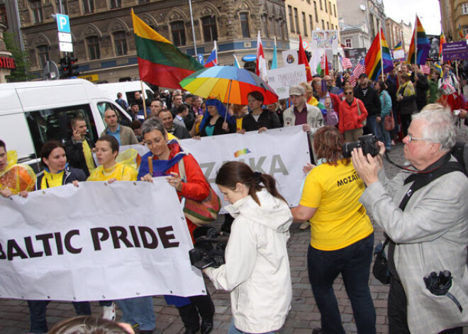 Vairāki simti cilvēku dodas "Baltijas praida 2012" gājienā. FOTO