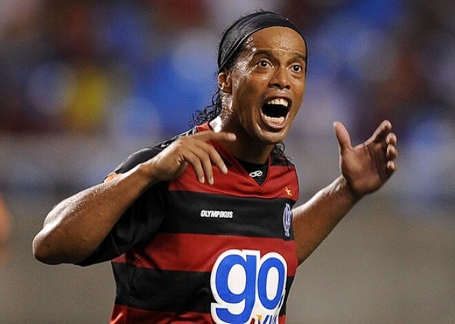 "Flamengo" Ronaldinju parādā 20 miljonus; futbolists pārceļas uz "Atletico"