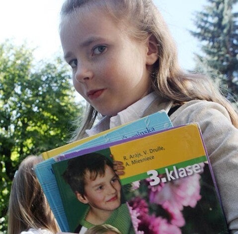 Izglītības un zinātnes ministrija plāno ieviest kuponu sistēmu, katram skolēnam piešķirot septiņus latus mācību materiālu iegādei.