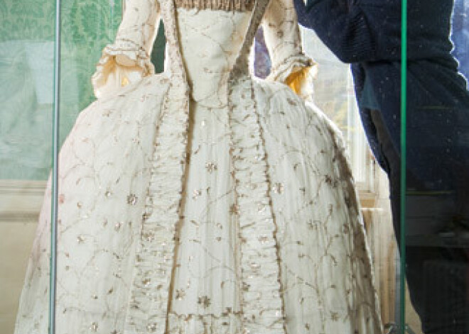 Kensingtonas pils karaliskie tērpi. FOTO