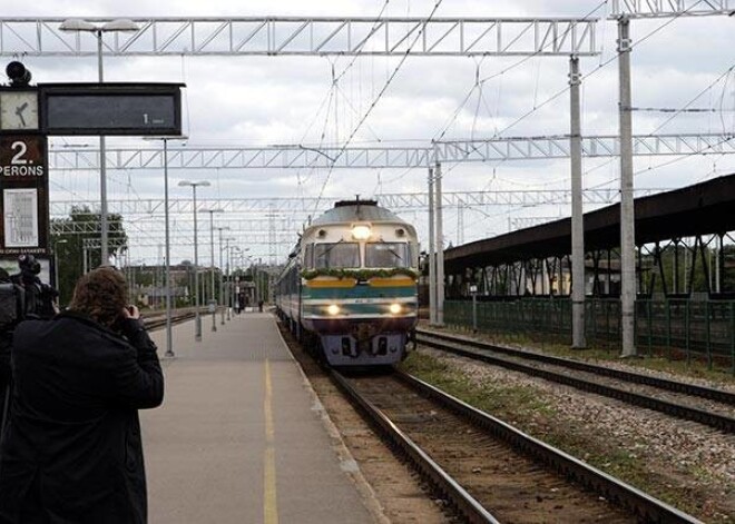 Tomass Hendriks Ilvess ar kundzi ierodas Rīgas Centrālajā dzelzceļa stacijā