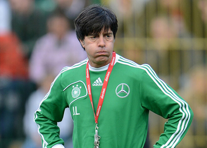 Vācijas izlases futbolistiem Eiropas čempionātā atļauts dzert, smēķēt un tikties ar sievām