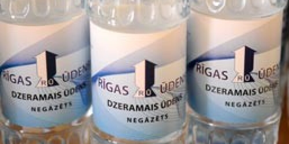 Призывают запретить Rīgas ūdens делать бизнес на воде в бутылках
