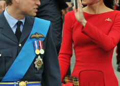 Par vienu no skaistākajiem karalienes Dimanta jubilejas tērpiem atzīts dizaineres Andželas Kellijas darinātais kostīms no buklē auduma, kurā Viņas Majestāte apmeklēja tūkstoš laivu parādi pa Temzas upi.