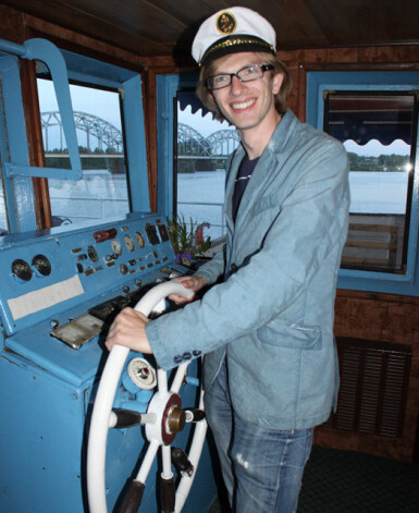 Pazīstamā „Panorāmas” kultūras žurnālista Andreja Volmāra dēls, LNT radošais direktors Niks Volmārs šovasar sācis saimniekot uz diviem Daugavas pasažieru kuģīšiem.