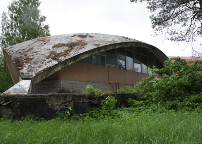 Grūst kādreiz slavenā restorāna „Sēnīte” ēkas. FOTO