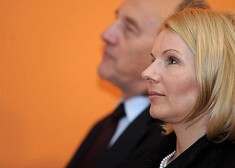 Stila un etiķetes speciālisti uzskata, ka Latvijas prezidenta kundzes Daces Seisumas iznesība un izturēšanās uz citu valstu pirmo lēdiju fona ir perfekta