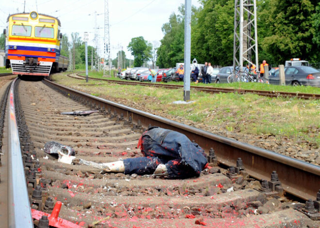 Aicina cilvēkus pievērst uzmanību drošībai uz dzelzceļiem. FOTO