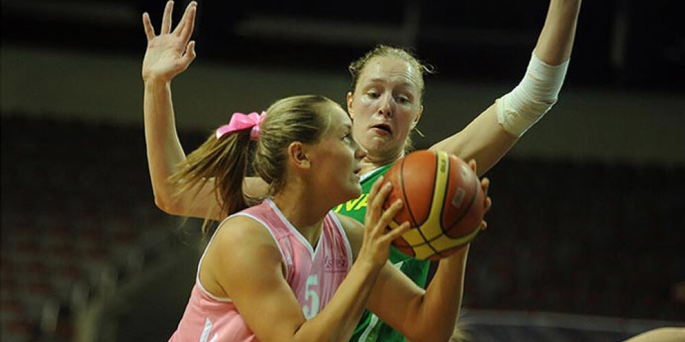 Latvijas sieviešu basketbola izlase sīvā cīņā piekāpjas Lietuvai