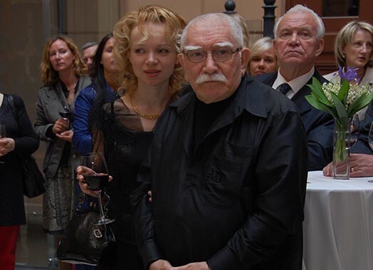 Выдающийся российский актер Армен Джигарханян побывал на открытии выставки «Царство флоры» в художественном музее «Рижская биржа»