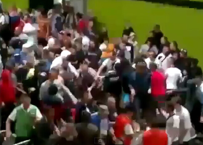 Krievu futbola fani piekauj stadiona darbiniekus. VIDEO