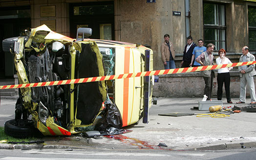 Viens no traģiskajiem gadījumiem, kad bēru izdevumus sedz valsts. Pirms nepilniem diviem gadiem neatliekamās medicīniskās palīdzības auto ar bākugunīm un sirēnu traucās uz izsaukumu, kad Asara un Tallinas ielu krustojumā notika sadursme ar kravas furgonu. „Ātro” šoferis zaudēja dzīvību...