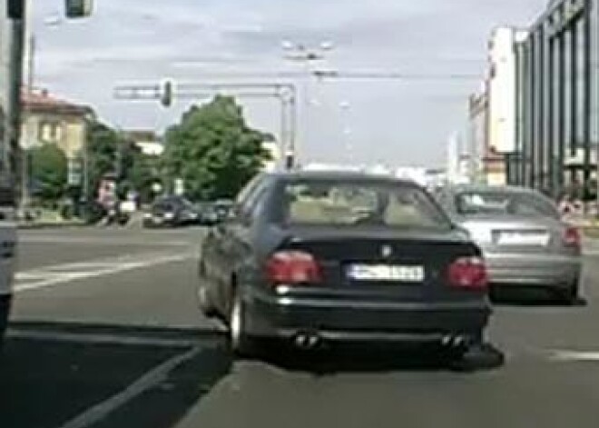 Neievērojot sarkano gaismu, BMW traucas pa 13. janvāra ielu. VIDEO