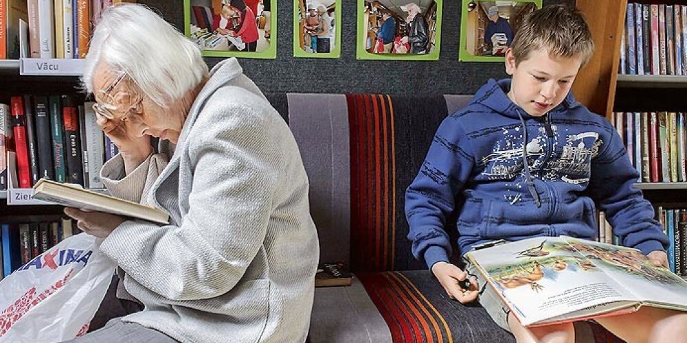 Tā izskatās bibliobusā – par bibliotēku pārvērstā autobusā. Te ir viss, kas vajadzīgs mazai cilvēciskai laimei – pilni grāmatplaukti, divi mīksti dīvāniņi, gāzes plītiņa, ledusskapis, ūdens, tualete un ceļojoša fotogrāfiju izstāde.