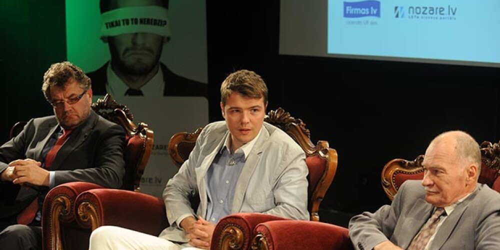 Latvijas Autopārvadātāju asociācijas "Latvijas Auto" valdes priekšsēdētājs Valdis Trēziņš (no kreisās), Latvijas Kokrūpniecības federācijas izpilddirektors Kristaps Klauss un Latvijas Mašīnbūves un metālapstrādes uzņēmumu asociācijas prezidents Vilnis Rantiņš piedalās diskusijā "Latvijas biznesa gada pārskats 2012".