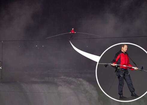 Amerikāņu akrobāts Niks Valenda pa virvi šķērso Niagāras ūdenskritumu. FOTO