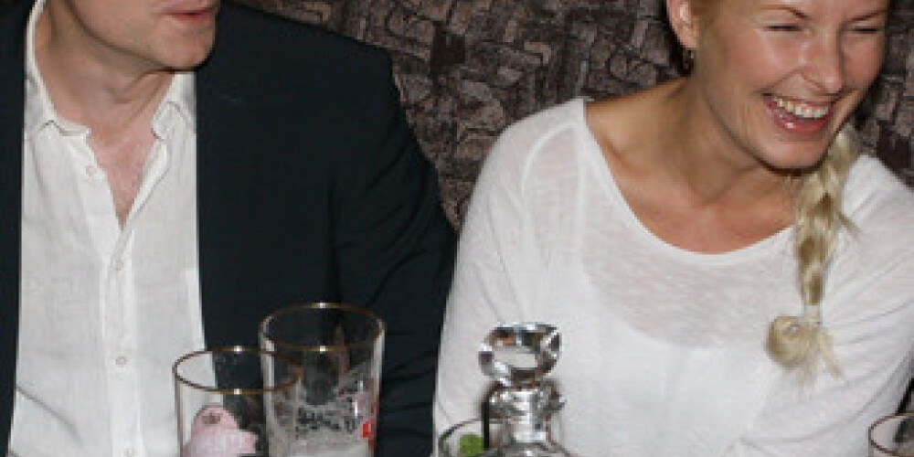 Dailes teātra aktieru pāris Ģirts Ķesteris un Kristīne Nevarauska, jestrās mūzikas ielīksmoti, svin „Epikūra dārza” sezonas atklāšanu.