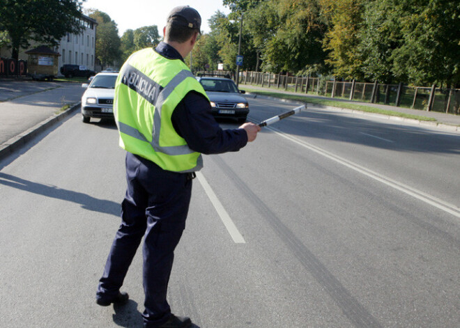 Jaunietis pārģērbjas par ceļu policistu, aptur automašīnu un iebēg krūmos