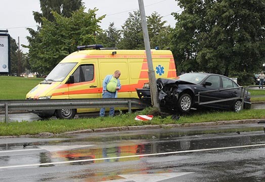 Purvciemā, Gunāra Astras ielā, lietus laikā uz slidenā ceļa nav noturējies melns BMW. Skrējies beidzās laternas stabā, par laimi, bez nopietni cietušajiem, šoferis mediķu auto iekāpa pats saviem spēkiem.