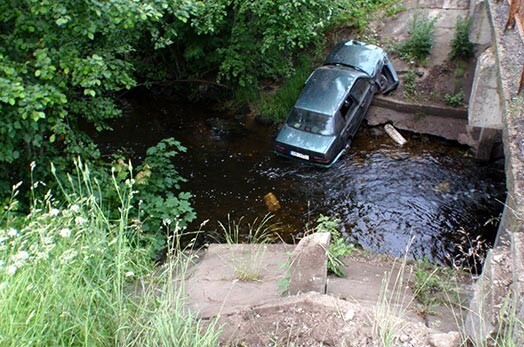 Lidojums pāri upei – Aglonas pagastā „Volvo 460”, šķērsojot pretējā virziena joslu, nobrauca no ceļa un pārlidoja pāri Tartakas upei. Pie stūres bija divdesmitgadīgs brašulis – pēc apdrošinātāju atzinuma, šis vecums ir lielākā riska grupa.