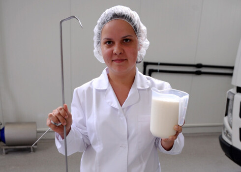 Darbiniece ar pirmo nodoto piena kravu jaunatklātajā SIA Latvijas Piens piena pārstrādes rūpnīcā.